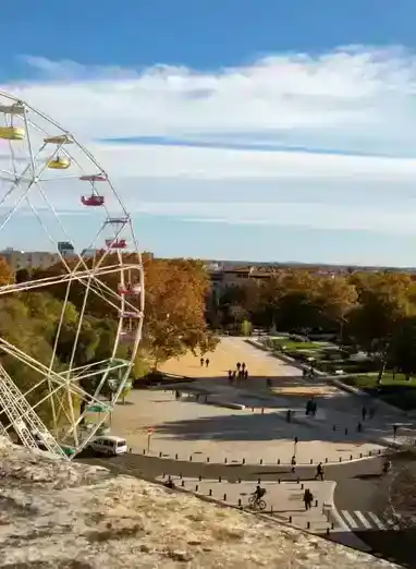 Image d'une place forte présent au sein de la ville de Nîmes