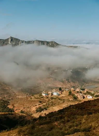 Image panoramique et fleurie de la ville d'Antsiranana