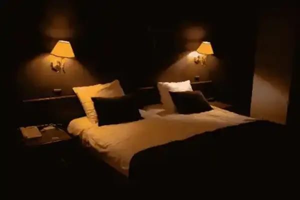 Chambre d’un hôtel agréable à Sourans