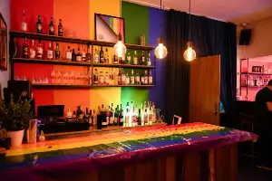 Bar thématique dans un hôtel gay à Bouges-le-Château